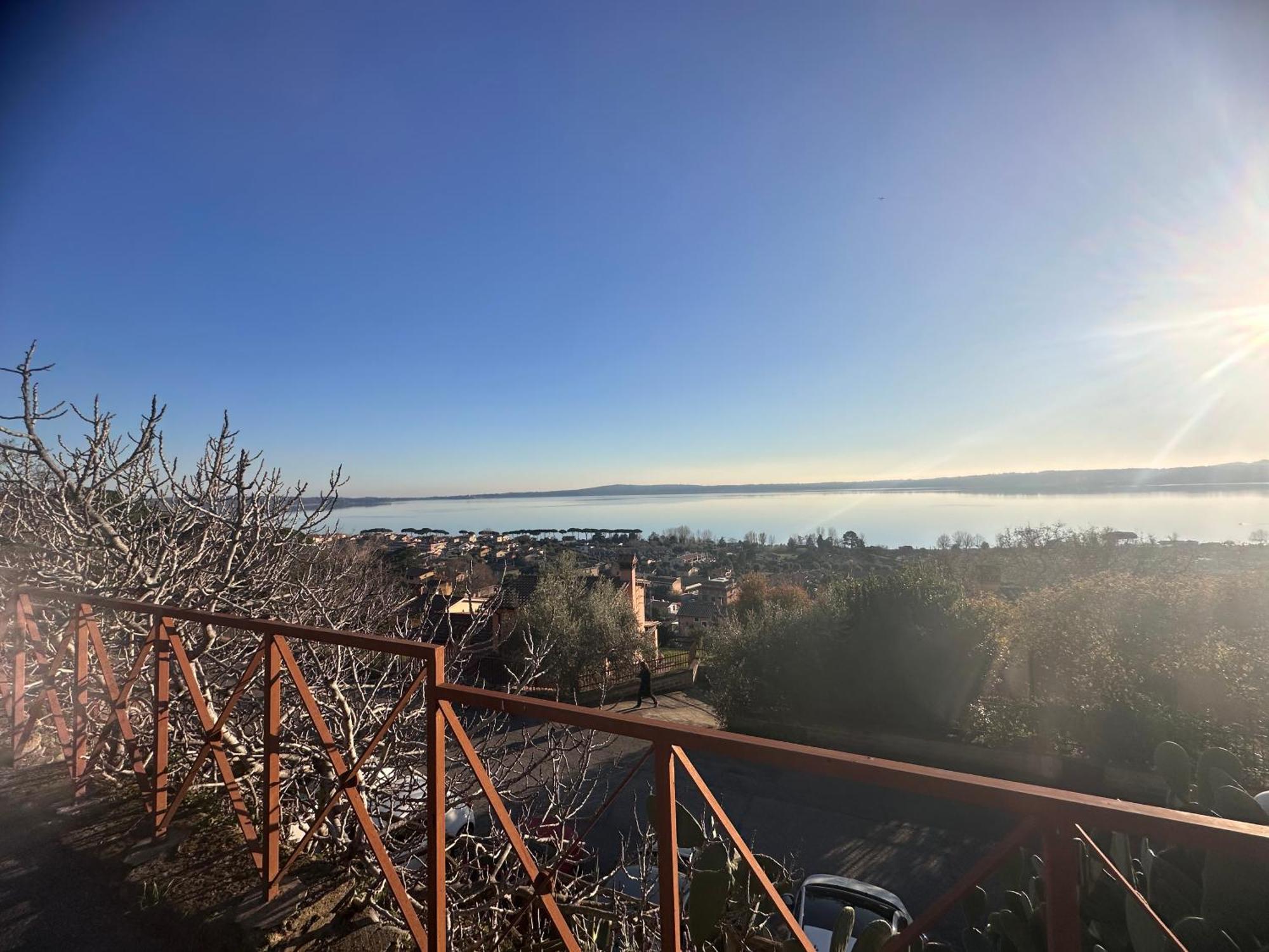 Sguardo Sul Lago Trevignano Romano Kültér fotó